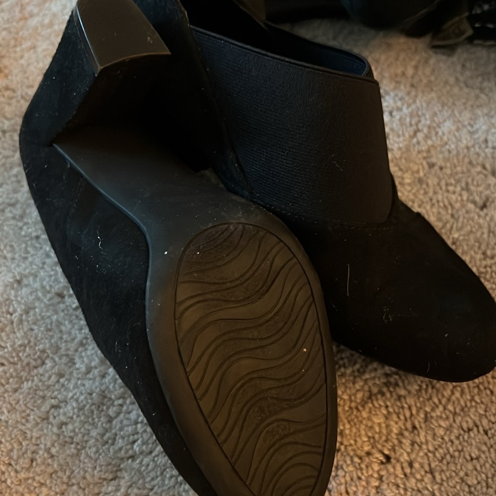 Woman’s Black Size 6 Booties - Picture 3 of 4